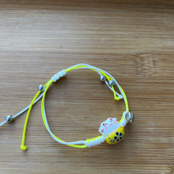 Yellow and White Lucky Cat Maneki Neko Charm Bracelet - Picture 5 of 9